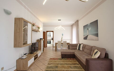 Appartamento Levante: Billedramme, Ejendom, Møbel, Couch, Belysning, Indretning, Stue, Etage, Træ, Gulvbelægning