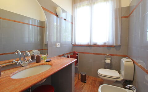 Appartamento Levante: Ejendom, Møbel, Vindue, Sanitærarmatur, Håndvask, Bygning, Tap, Indretning, Cabinetry, Træ