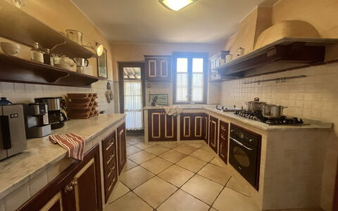 Maremma Retreat: Countertop, Cabinetry, Træ, Køkken, Indretning, Komfur, Belysning, Arkitektur, Køkken Apparat, Etage