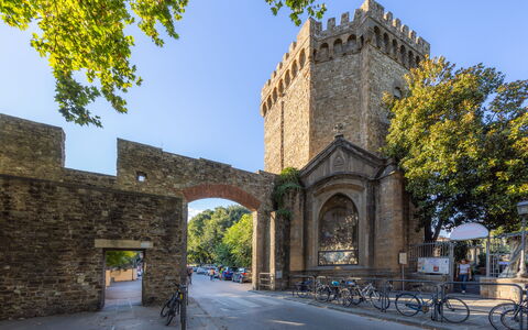 Cascine Apartment In Florence: Træ, Arch, Arkitektur, Middelalderlig Arkitektur, Arcade