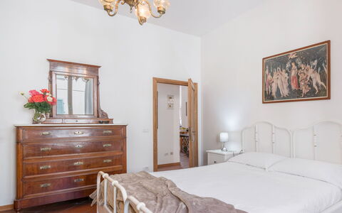 Cascine Apartment In Florence: Seng, Møbel, Soveværelse, Indretning, Sengetøj, Sengetøj, Væg, Etage, Træ, Gulvbelægning