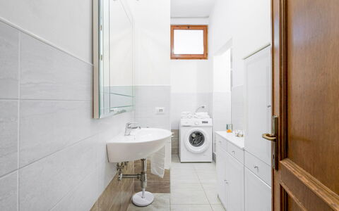 Cascine Apartment In Florence: Gulvbelægning, Etage, Indretning, Loft, Sanitærarmatur, Værelse, Hjem, Badeværelse, Flise, Lejlighed