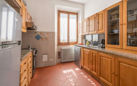 Cascine Apartment In Florence: Køkken, Countertop, Træ, Gulvbelægning, Køkken Apparat, Cabinetry, Indretning, Større Bandage, Loft, Etage