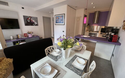 Galleria Degli Artisti: Bord, Ejendom, Møbel, Plante, Dekoration, Purple, Indretning, Billedramme, Etage