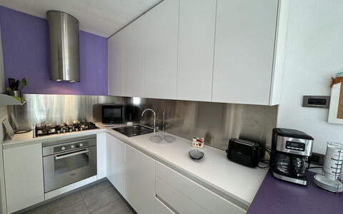 Galleria Degli Artisti: Countertop, Cabinetry, Komfur, Køkken, Køkken Apparat, Gaskomfur, Komfur, Gulvbelægning, Husholdningsapparat