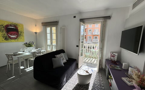 Galleria Degli Artisti: Møbel, Bord, Ejendom, Billedramme, Couch, Vindue, Belysning, Stue, Stol, Indretning