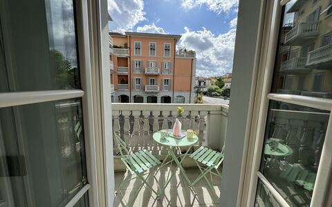 Galleria Degli Artisti: Himmel, Sky, Bygning, Daytime, Ejendom, Vindue, Skygge, Arkitektur, Indretning