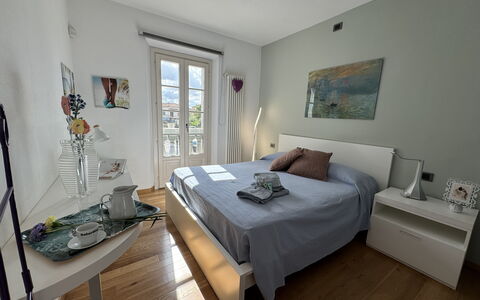 Galleria Degli Artisti: Møbel, Ejendom, Bord, Billedramme, Komfort, Vindue, Indretning, Træ, Bed Frame, Bygning