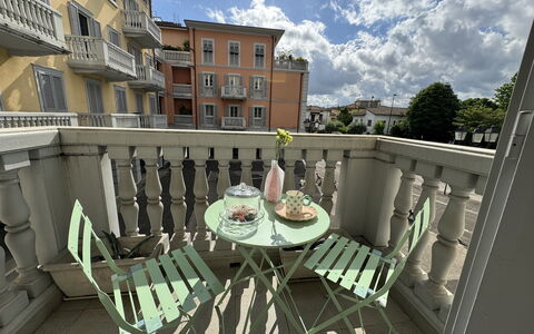 Galleria Degli Artisti: Sky, Daytime, Bygning, Møbel, Himmel, Stol, Vindue, Bord, Udendørs Møbler, Urban Design