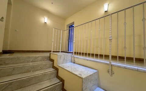 Galleria Degli Artisti: Ejendom, Træ, Indretning, Bygning, Trappe, Gulvbelægning, Etage, Hårdttræ, Hus, Loft