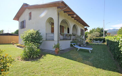 Casa Il Prato: Plante, Himmel, Ejendom, Bygning, Vindue, Træ, Land Lot, Dør, Sommerhus, Hus