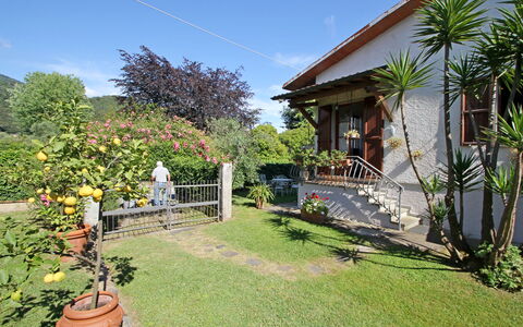 Casa Il Prato: Plante, Himmel, Bygning, Blomsterkrukke, Sky, Træ, Vegetationen, Sommerhus, Græs, Landskab