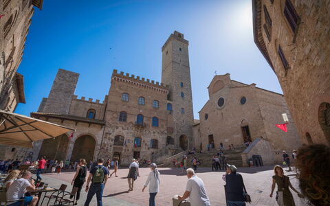 Casa Martina, Piazza Delle Erbe, San Gimignano: Bygning, City, Stad, Facade, Arkitektur, Offentlige Rum, Milepæl, Middelalderlig Arkitektur, Rådhusplads