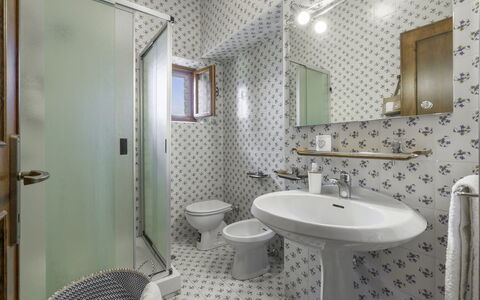 Casa Martina, Piazza Delle Erbe, San Gimignano: Gulvbelægning, Indretning, Etage, Sanitærarmatur, Badeværelse, Loft, Vvs, Håndvask, Flise, Badeværelsesvask