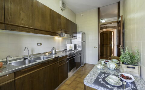 Casa Martina, Piazza Delle Erbe, San Gimignano: Køkken, Køkken Apparat, Countertop, Større Bandage, Gulvbelægning, Indretning, Cabinetry, Køkkenvask, Etage, Husholdningsapparat