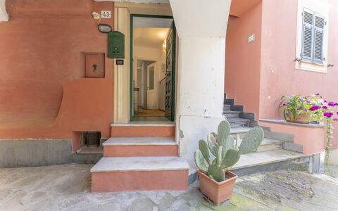 Emma House, Terrace and Sea View, Moneglia: Plante, Ejendom, Bygning, Blomsterkrukke, Stueplante, Blomst, Belysning, Arkitektur, Trappe, Indretning