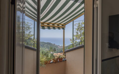 Emma House, Terrace and Sea View, Moneglia: Ejendom, Bygning, Himmel, Plante, Vindue, Skygge, Træ, Arkitektur, Indretning