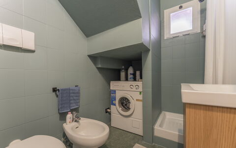 Emma House, Terrace and Sea View, Moneglia: Badeværelsesvask, Ejendom, Sanitærarmatur, Håndvask, Tap, Badeværelse, Purple, Toiletbræt, Toilet, Indretning