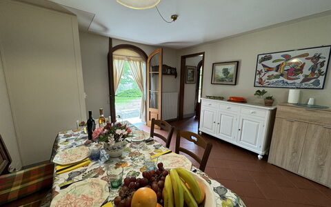 Pinocchio: Møbel, Ejendom, Cabinetry, Banan, Bord, Indretning, Træ, Billedramme, Belysning