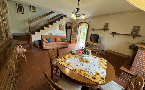 Pinocchio: Billedramme, Møbel, Bord, Ejendom, Stol, Couch, Belysning, Træ, Gulvbelægning, Etage