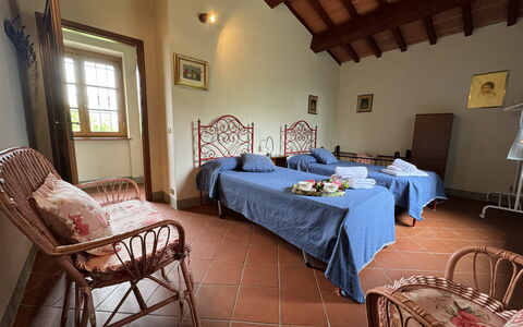 Pinocchio: Møbel, Bord, Vindue, Bygning, Indretning, Arkitektur, Træ, Dekoration, Etage, Ejendom