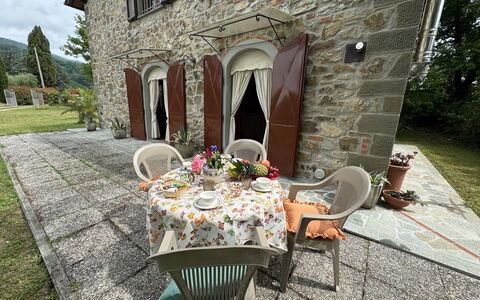 Pinocchio: Plante, Bygning, Møbel, Vindue, Bord, Udendørs Bord, Udendørs Møbler, Stol, Træ, Hus