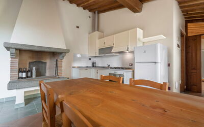 Torre 1: Træ, Gulvbelægning, Loft, Indretning, Møbel, Hjem, Etage, Køkken, Cabinetry, Værelse