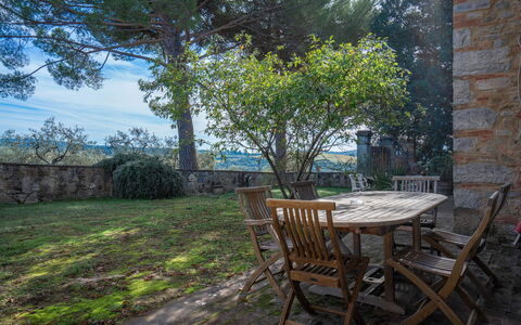 Le Fonti Apartments With Ac Near Siena: Møbel, Udendørs Møbler, Stol, Skygge, Have, Sollys, Udendørs Bord, Landscaping, Backyard, Gård