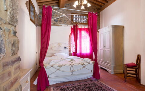 Le Fonti Apartments With Ac Near Siena: Møbel, Ejendom, Purple, Komfort, Dekoration, Træ, Textile, Bed Frame, Seng, Indretning