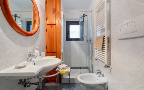 Chianti Hills Apartment, Pool, Ac: Spejl, Tap, Håndvask, Sanitærarmatur, Ejendom, Badeværelsesvask, Badeværelse, Purple, Indretning, Arkitektur