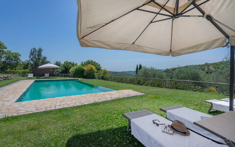 Chiara House In Galenda, Chianti, Pool And Nature: Plante, Vand, Ejendom, Bygning, Paraply, Azure, Skygge, Arkitektur, Udendørs Møbler, Indretning