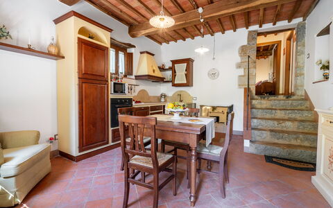 Chiara House In Galenda, Chianti, Pool And Nature: Bord, Møbel, Bygning, Træ, Indretning, Arkitektur, Stue, Etage, Gulvbelægning, Bejdse