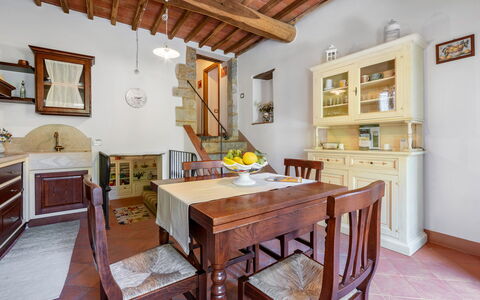 Chiara House In Galenda, Chianti, Pool And Nature: Bord, Møbel, Billedramme, Cabinetry, Træ, Stol, Indretning, Etage, Stue, Køkken