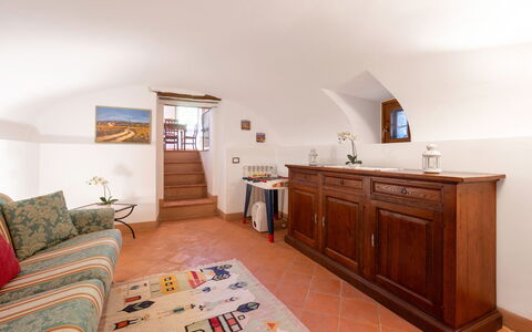 Chiara House In Galenda, Chianti, Pool And Nature: Møbel, Cabinetry, Komfort, Bygning, Træ, Couch, Gulvbelægning, Skuffe, Etage, Hus