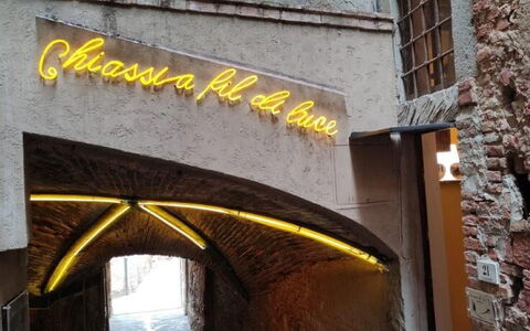 Bocelli: Arkitektur, Gul, Væg, Bygning, Facade, Font, Mursten, Murværk, City