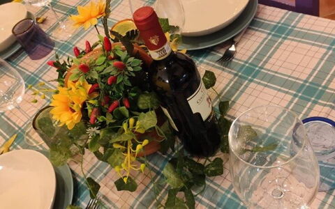 Bocelli: Blomst, Bordservice, Bord, Plante, Flaske, Drinkware, Kronblad, Dug, Vase, Vin