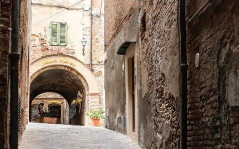 Bocelli: Vindue, Vejbelægning, Gulvbelægning, Gyde, Vej, City, Facade, Bygning, Cobblestone