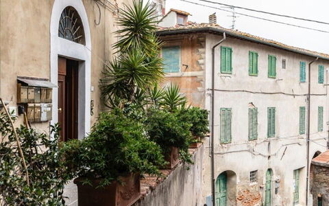 Bocelli: Ejendom, Bygning, Vindue, Plante, Azure, Arkitektur, Kvarter, Væg, Boligområde