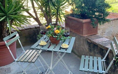 Bocelli: Plante, Møbel, Ejendom, Bord, Himmel, Stol, Blad, Udendørs Møbler, Udendørs Bord, Arkitektur