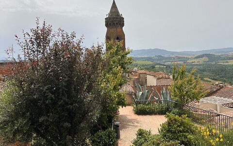 Bocelli: Himmel, Plante, Bygning, Sky, Træ, Landskab, City, Tag, Facade, Busk