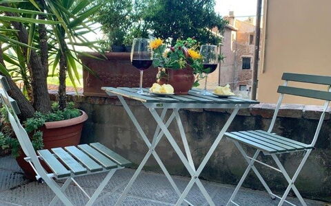 Bocelli: Plante, Bord, Møbel, Bygning, Blomsterkrukke, Udendørs Bord, Stol, Udendørs Møbler, Blomst, Træ