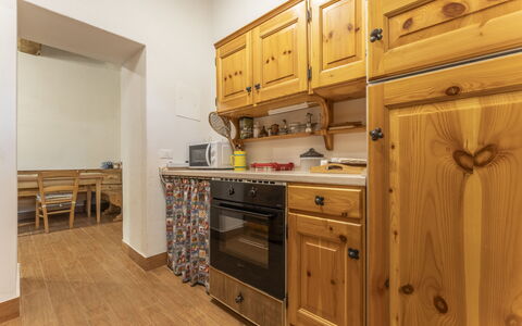 Le Casaline Di Sopra, Massa Marittima: Countertop, Cabinetry, Møbel, Skuffe, Køkken, Træ, Bygning, Stol, Indretning, Bejdse