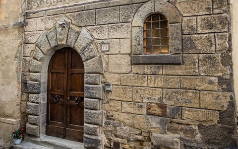 Rose's Palace: Ejendom, Vindue, Træ, Dør, Murværk, Arkitektur, Bygning, Mursten, Facade