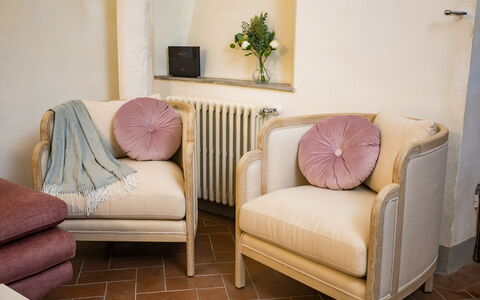 Rose's Palace: Møbel, Plante, Ejendom, Bygning, Komfort, Træ, Indretning, Stueplante, Blomsterkrukke, Billedramme