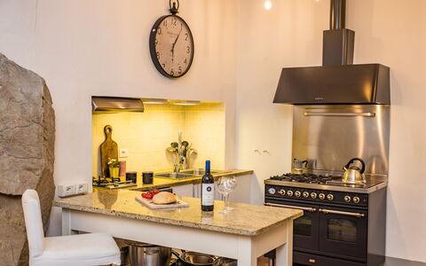 Rose's Palace: Ejendom, Cabinetry, Countertop, Træ, Køkken Apparat, Køkken, Belysning, Komfur, Indretning, Husholdningsapparat