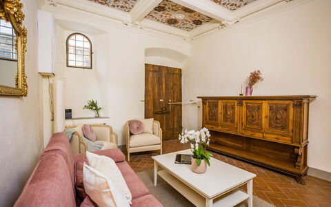 Rose's Palace: Møbel, Ejendom, Plante, Billedramme, Bygning, Bord, Komfort, Vindue, Indretning, Stueplante