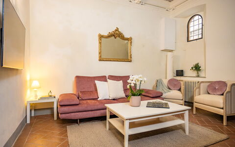 Rose's Palace: Møbel, Bord, Plante, Bygning, Komfort, Træ, Couch, Indretning, Billedramme, Belysning