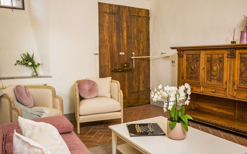 Rose's Palace: Bord, Plante, Møbel, Bygning, Ejendom, Blomst, Stueplante, Couch, Komfort, Indretning