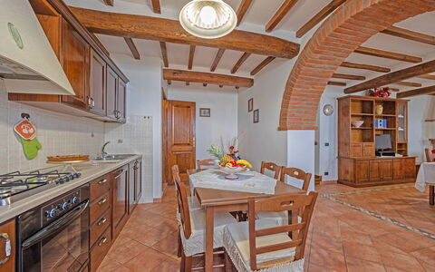 La Montana: Bord, Møbel, Ejendom, Cabinetry, Stol, Træ, Orange, Indretning, Arkitektur, Køkken