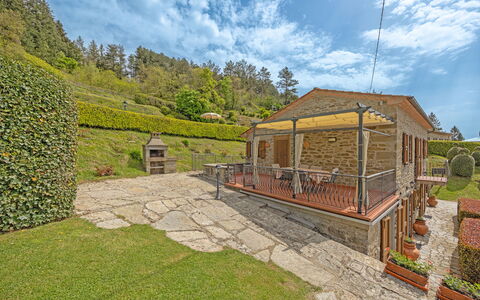 La Montana: Sky, Plante, Himmel, Bygning, Træ, Land Lot, Træ, Hældning, Naturlige Landskab, Hus